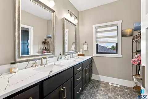 Bath - 2655 Park Pl, Tea, SD 57064 photo 1 of 2