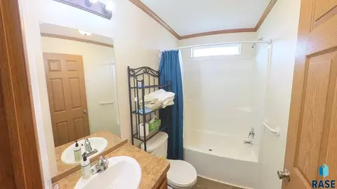 Bath - 416 Captains Cove Pl, Pierre, SD 57501 photo 2 of 2