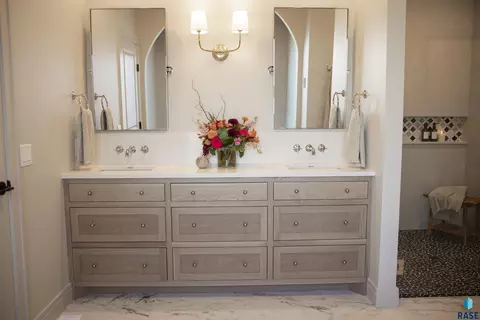 Bath - 5501 E Morningside Cir, Sioux Falls, SD 57110 photo 3 of 12