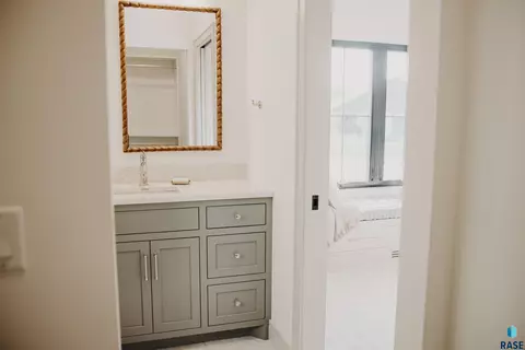Bath - 5501 E Morningside Cir, Sioux Falls, SD 57110 photo 8 of 12