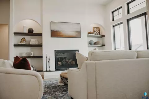 Living - 5501 E Morningside Cir, Sioux Falls, SD 57110 photo 4 of 5