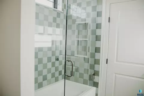 Bath - 5501 E Morningside Cir, Sioux Falls, SD 57110 photo 10 of 12