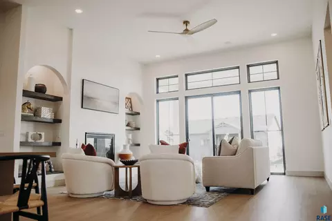 Living - 5501 E Morningside Cir, Sioux Falls, SD 57110 photo 2 of 5