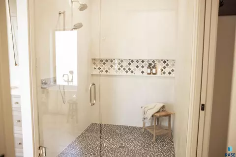 Bath - 5501 E Morningside Cir, Sioux Falls, SD 57110 photo 7 of 12