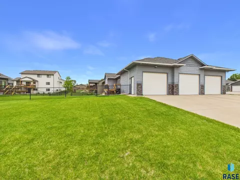 Exterior - 6909 S Shadow Cir, Sioux Falls, SD 57108 photo 2 of 4