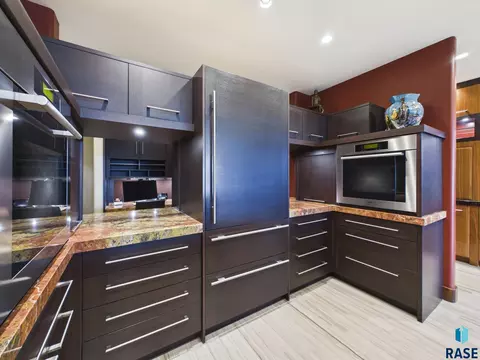 Kitchen - 205 E Deer Haven Pl, Sioux Falls, SD 57105 photo 6 of 7