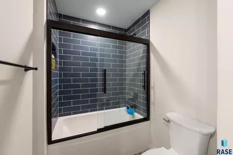 Bath - 321 E Aspen Dr, Sioux Falls, SD 57105 photo 4 of 5