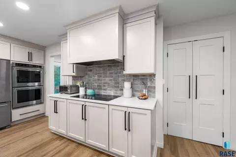 Kitchen - 321 E Aspen Dr, Sioux Falls, SD 57105 photo 9 of 11