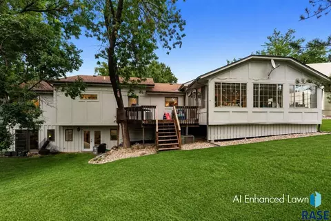 Exterior - 321 E Aspen Dr, Sioux Falls, SD 57105 photo 6 of 7