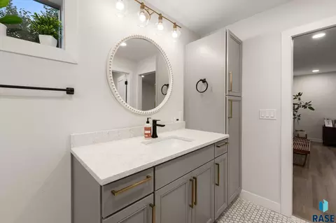 Bath - 321 E Aspen Dr, Sioux Falls, SD 57105 photo 2 of 5