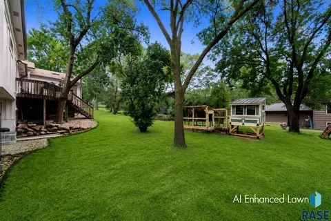 Exterior - 321 E Aspen Dr, Sioux Falls, SD 57105 photo 4 of 7