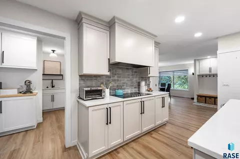 Kitchen - 321 E Aspen Dr, Sioux Falls, SD 57105 photo 8 of 11