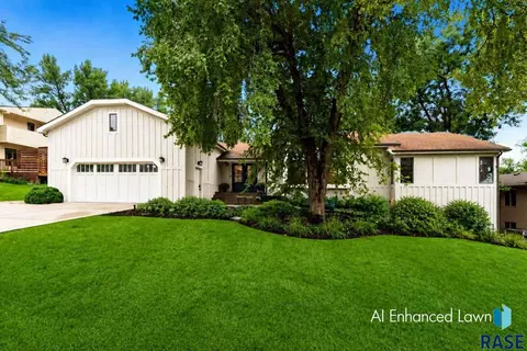 Exterior - 321 E Aspen Dr, Sioux Falls, SD 57105 photo 2 of 7