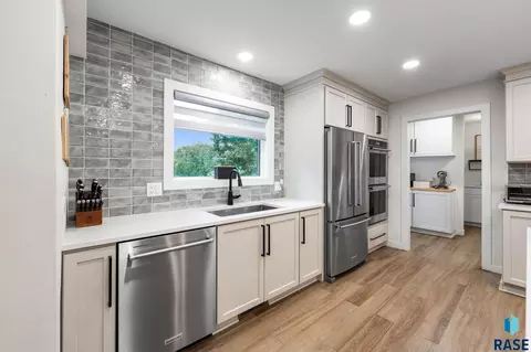 Kitchen - 321 E Aspen Dr, Sioux Falls, SD 57105 photo 7 of 11