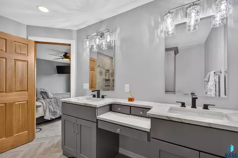 Bath - 3006 E Marson Dr, Sioux Falls, SD 57103 photo 2 of 8
