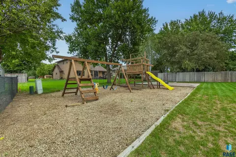 Exterior - 3006 E Marson Dr, Sioux Falls, SD 57103 photo 7 of 17