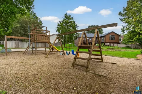 Exterior - 3006 E Marson Dr, Sioux Falls, SD 57103 photo 11 of 17