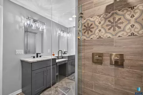 Bath - 3006 E Marson Dr, Sioux Falls, SD 57103 photo 5 of 8