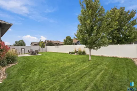 Exterior - 3604 E Prairie Wind St, Sioux Falls, SD 57108 photo 8 of 9