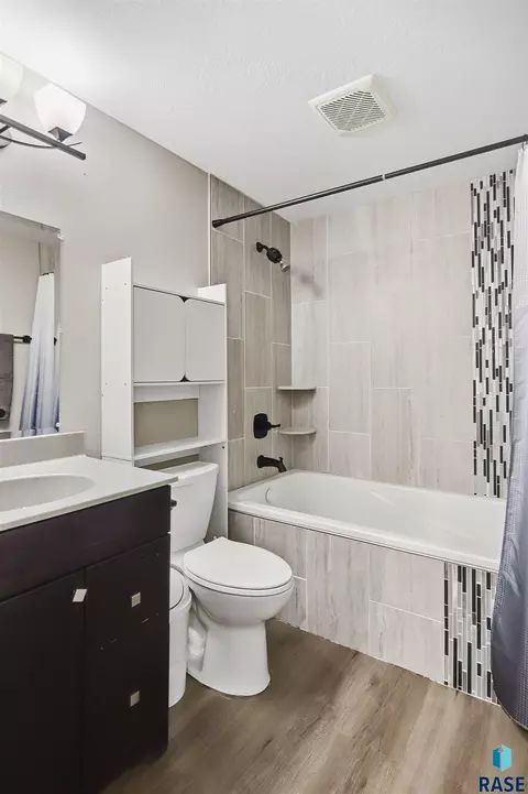 Bath - 335 S James Ave, Tea, SD 57064 photo 4 of 4