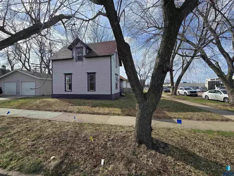Exterior - 232 N Nesmith Ave, Sioux Falls, SD 57103 photo 2 of 3