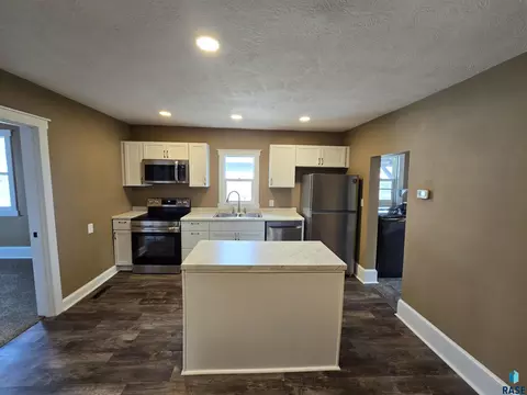Kitchen - 232 N Nesmith Ave, Sioux Falls, SD 57103 photo 1 of 3