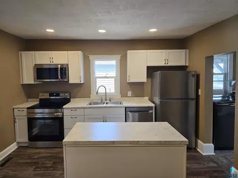 Kitchen - 232 N Nesmith Ave, Sioux Falls, SD 57103 photo 2 of 3