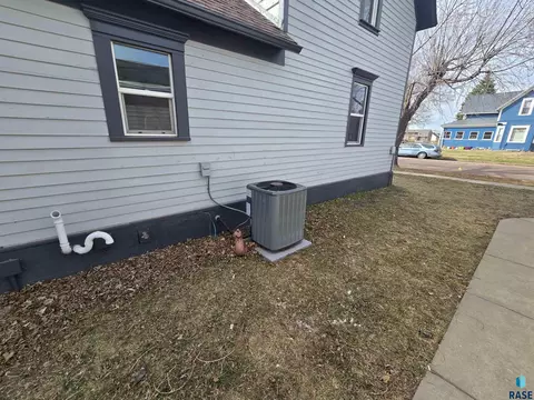 Exterior - 232 N Nesmith Ave, Sioux Falls, SD 57103 photo 3 of 3