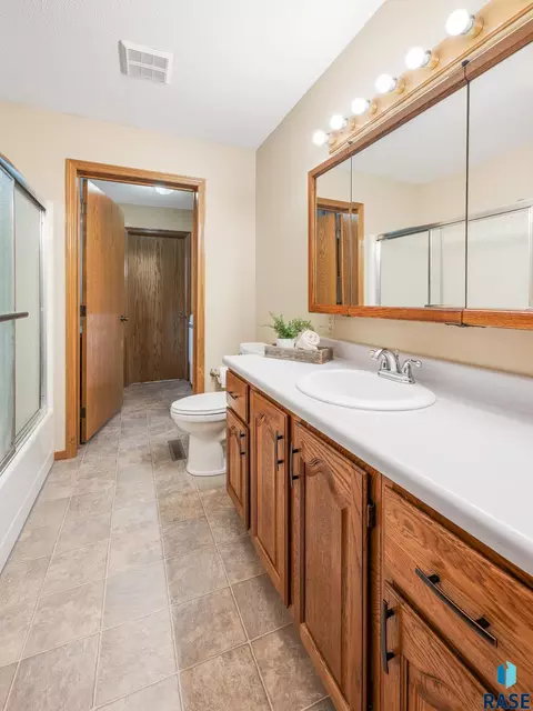 Bath - 319 N Hagameyer Dr, Tea, SD 57064 photo 1 of 1