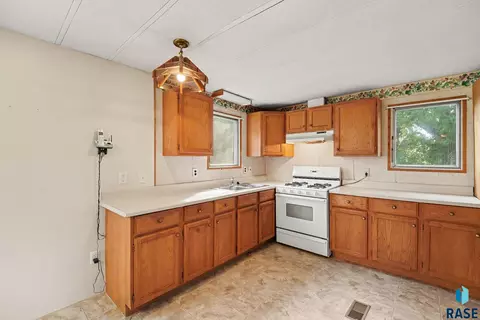 Kitchen - 48353 266th St, Brandon, SD 57005 photo 2 of 2