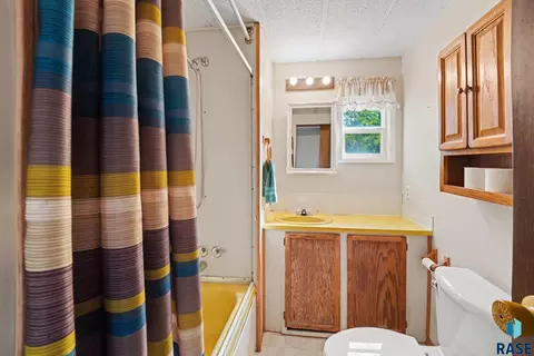 Bath - 48353 266th St, Brandon, SD 57005 photo 1 of 2