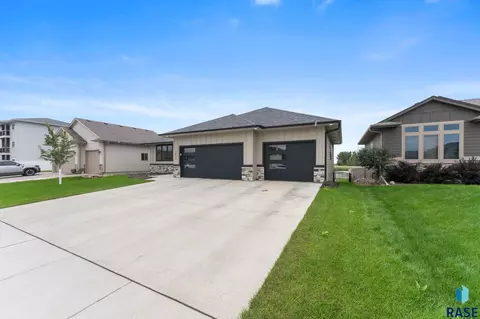 Exterior - 3513 E Sage Grass St, Sioux Falls, SD 57108 photo 9 of 11
