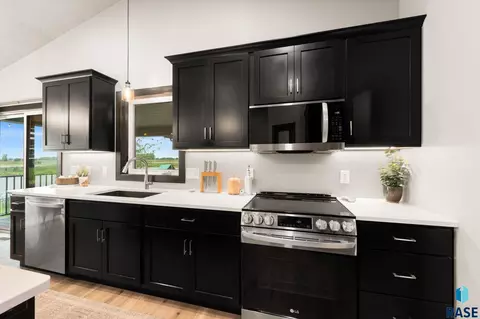 Kitchen - 3513 E Sage Grass St, Sioux Falls, SD 57108 photo 4 of 6