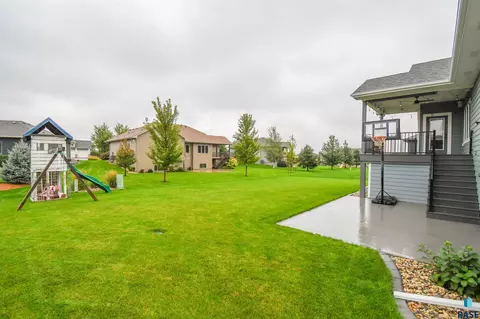 Exterior - 6616 E 33rd St, Sioux Falls, SD 57110 photo 6 of 11