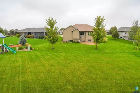 Exterior - 6616 E 33rd St, Sioux Falls, SD 57110 photo 4 of 11