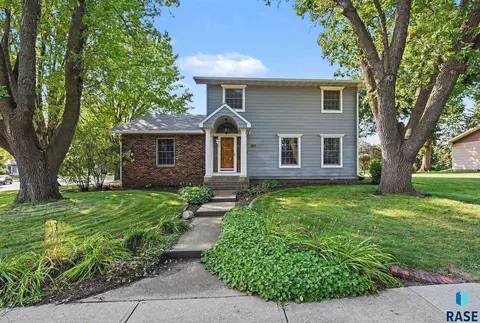 Exterior - 527 Ashmont Rd, Madison, SD 57042 photo 2 of 5