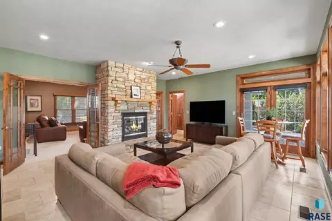 Living - 527 Ashmont Rd, Madison, SD 57042 photo 2 of 3