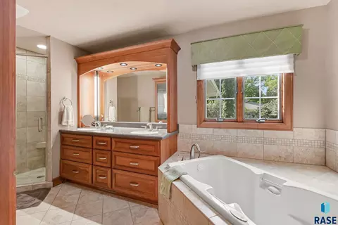 Bath - 527 Ashmont Rd, Madison, SD 57042 photo 1 of 3