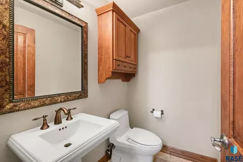 Bath - 527 Ashmont Rd, Madison, SD 57042 photo 2 of 3