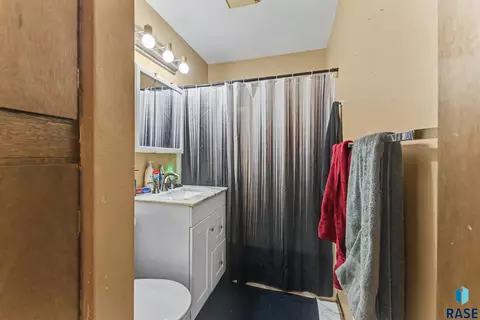 Bath - 3008 E 22nd St, Sioux Falls, SD 57103 photo 1 of 2