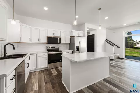 Kitchen - 4610 E Whisper Ridge Pl, Sioux Falls, SD 57108 photo 5 of 7