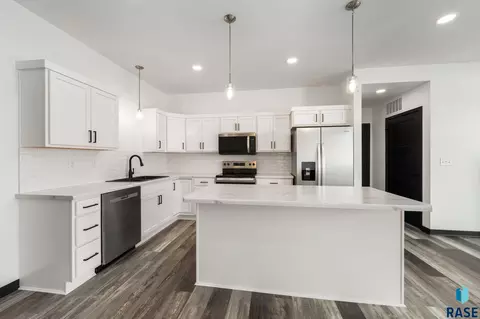 Kitchen - 4610 E Whisper Ridge Pl, Sioux Falls, SD 57108 photo 6 of 7