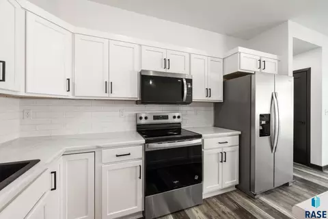 Kitchen - 4610 E Whisper Ridge Pl, Sioux Falls, SD 57108 photo 4 of 7