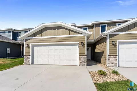 Exterior - 4610 E Whisper Ridge Pl, Sioux Falls, SD 57108 photo 3 of 10