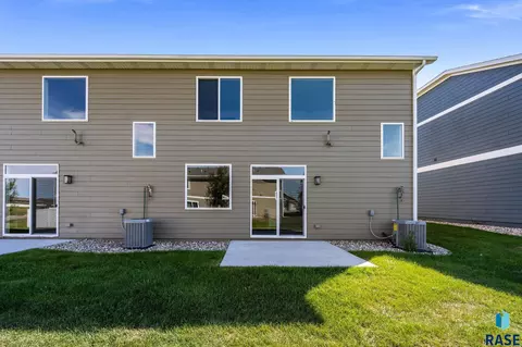 Exterior - 4610 E Whisper Ridge Pl, Sioux Falls, SD 57108 photo 5 of 10