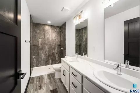 Bath - 4610 E Whisper Ridge Pl, Sioux Falls, SD 57108 photo 5 of 7