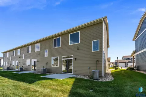 Exterior - 4610 E Whisper Ridge Pl, Sioux Falls, SD 57108 photo 7 of 10