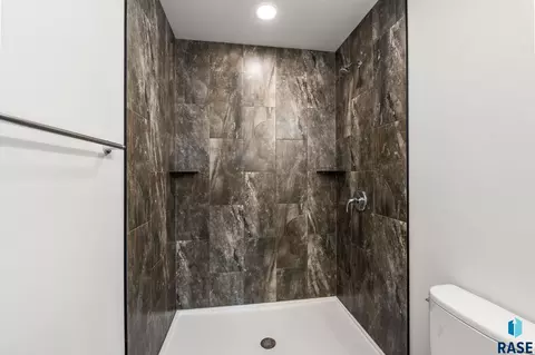 Bath - 4610 E Whisper Ridge Pl, Sioux Falls, SD 57108 photo 6 of 7