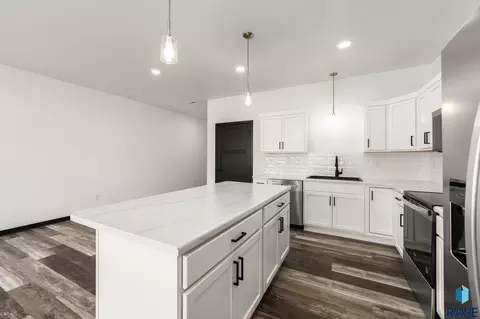 Kitchen - 4610 E Whisper Ridge Pl, Sioux Falls, SD 57108 photo 3 of 7