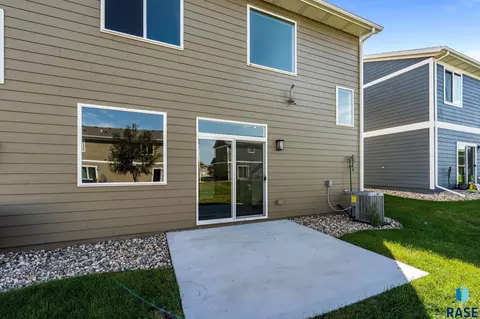 Exterior - 4610 E Whisper Ridge Pl, Sioux Falls, SD 57108 photo 4 of 10
